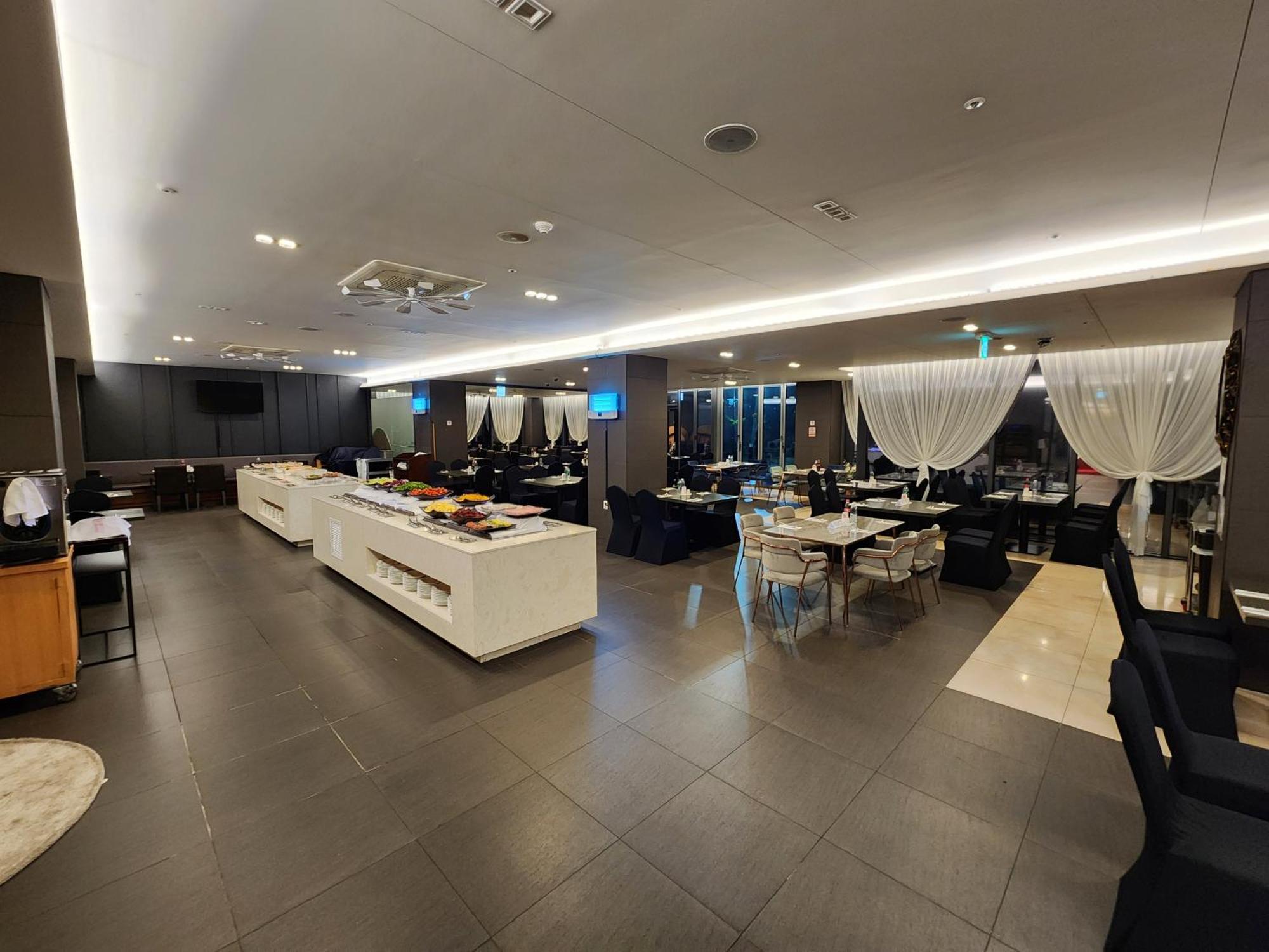Отель Ramada By Wyndham Jeju Hamdeok Экстерьер фото