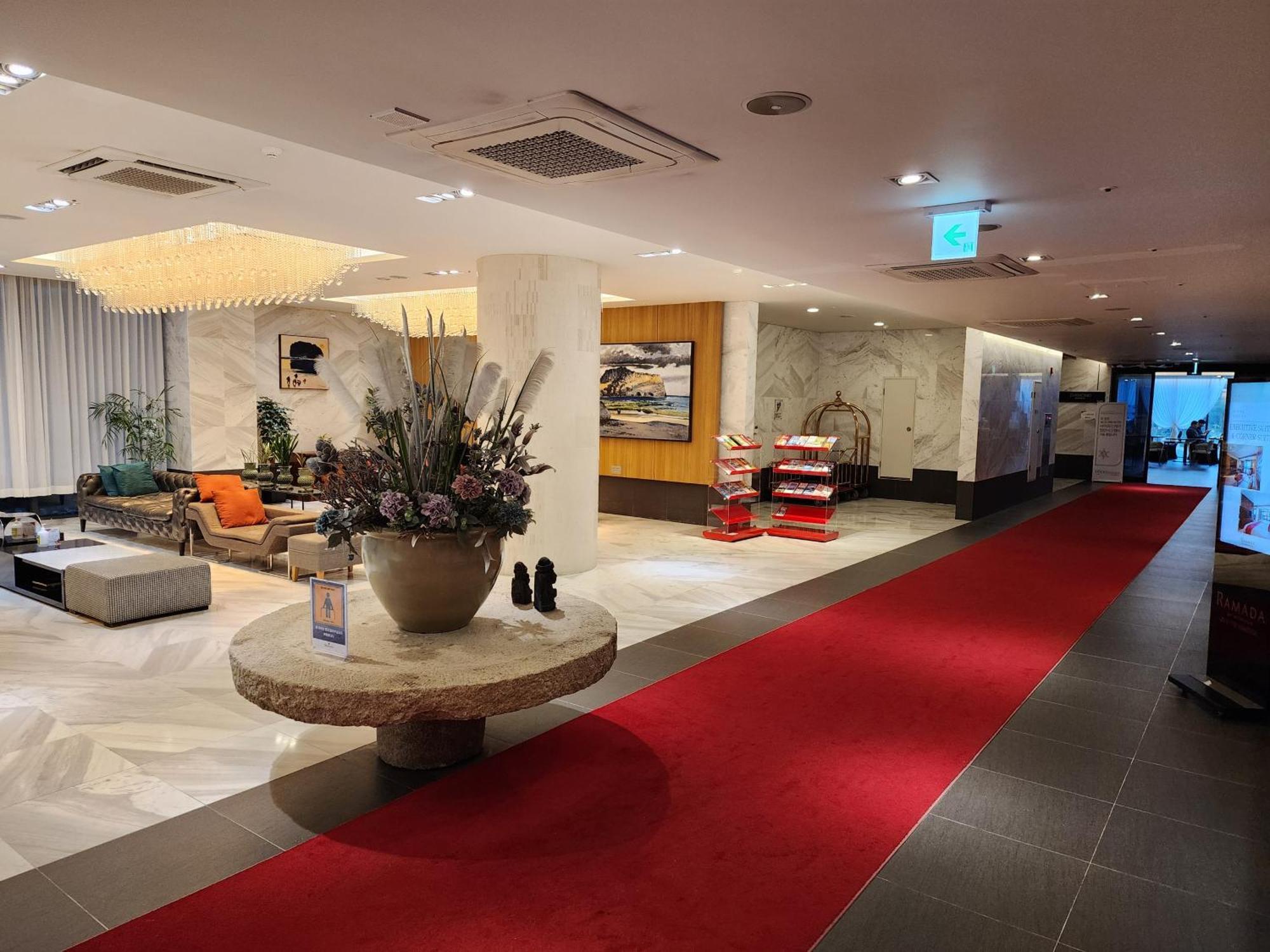 Отель Ramada By Wyndham Jeju Hamdeok Экстерьер фото