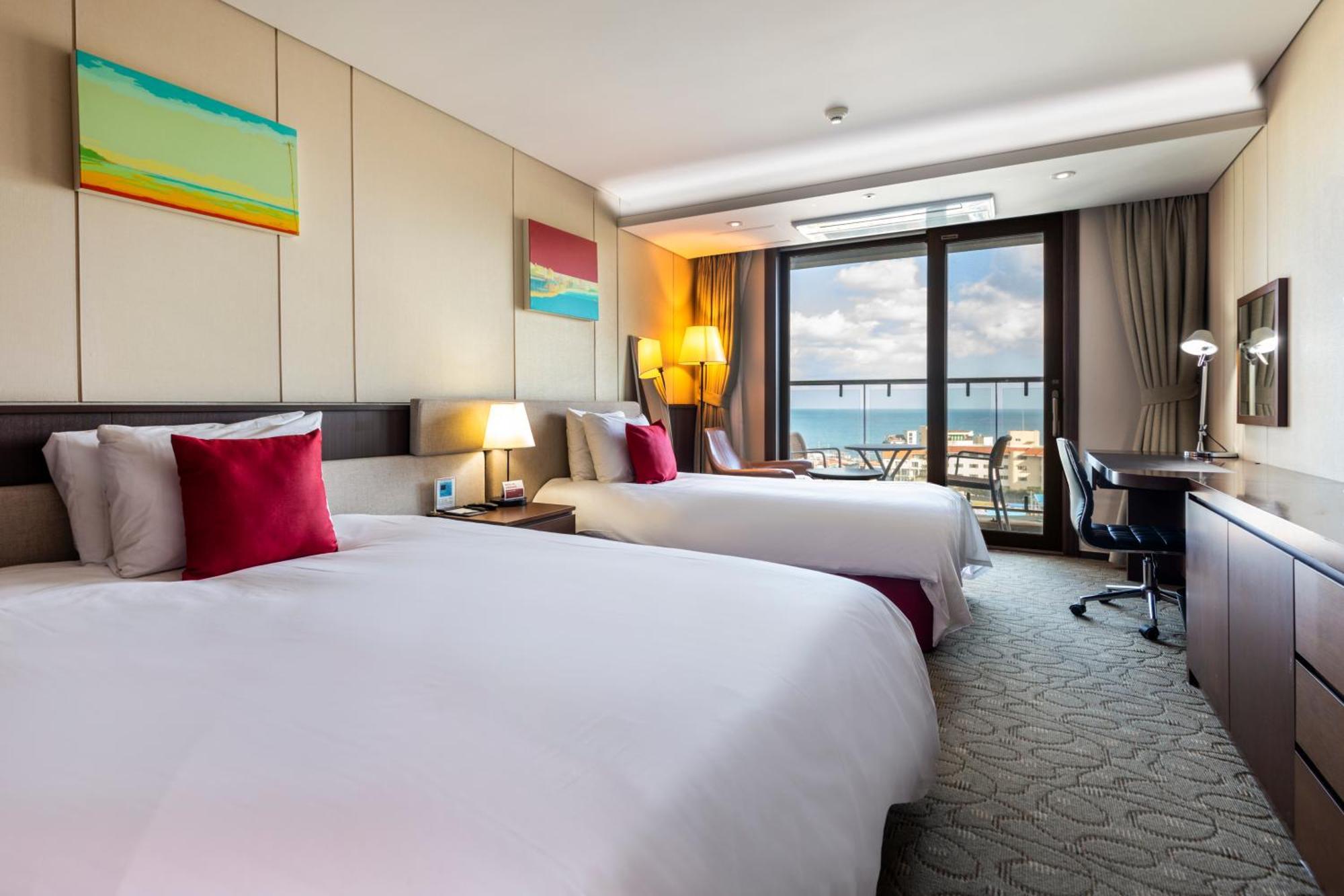 Отель Ramada By Wyndham Jeju Hamdeok Экстерьер фото