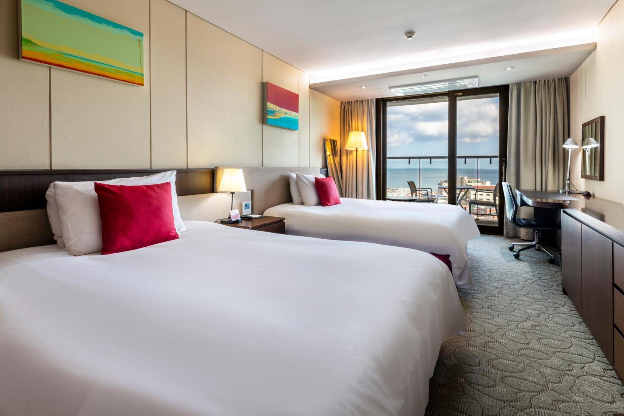 Отель Ramada By Wyndham Jeju Hamdeok Экстерьер фото