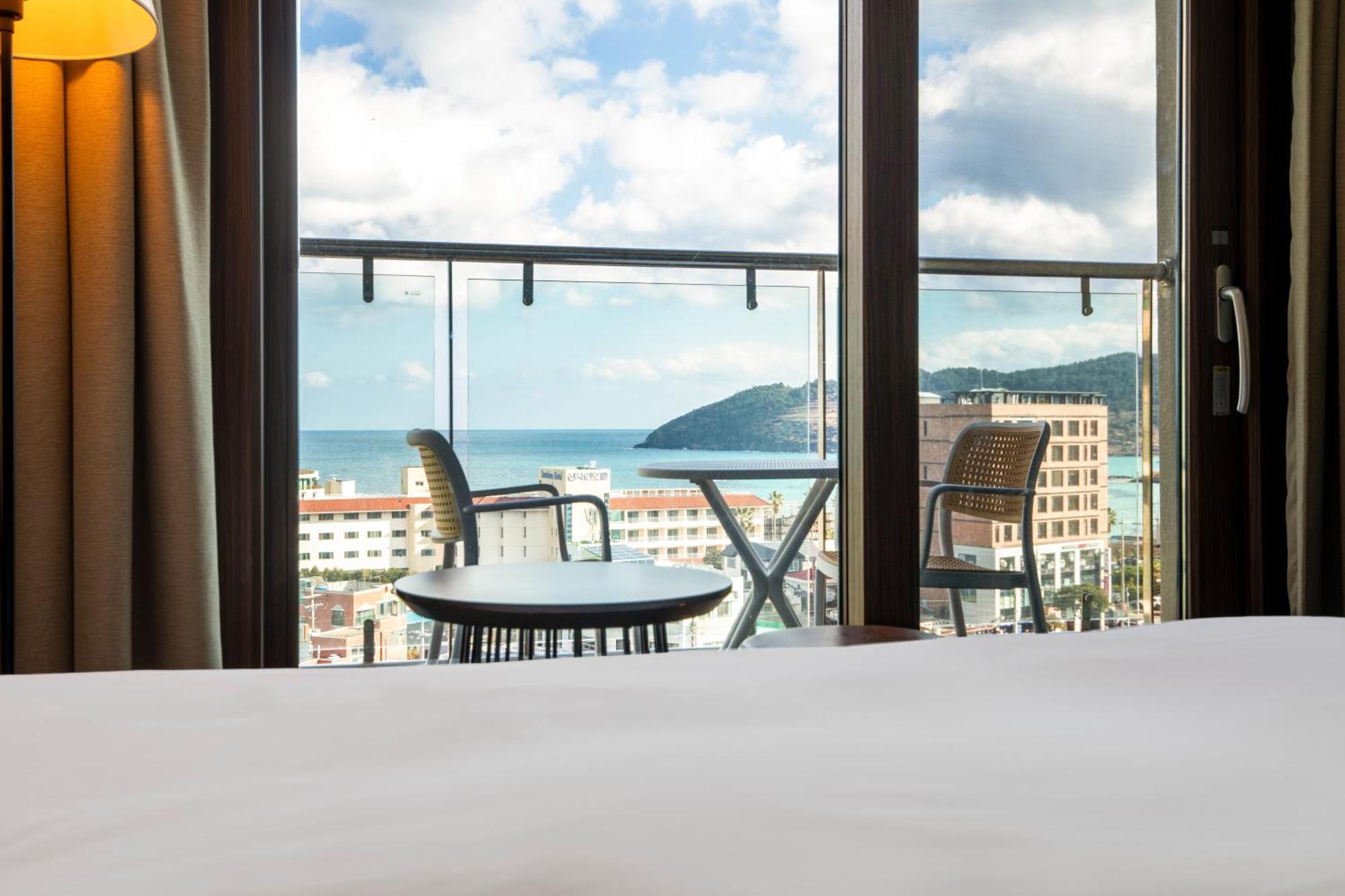 Отель Ramada By Wyndham Jeju Hamdeok Экстерьер фото