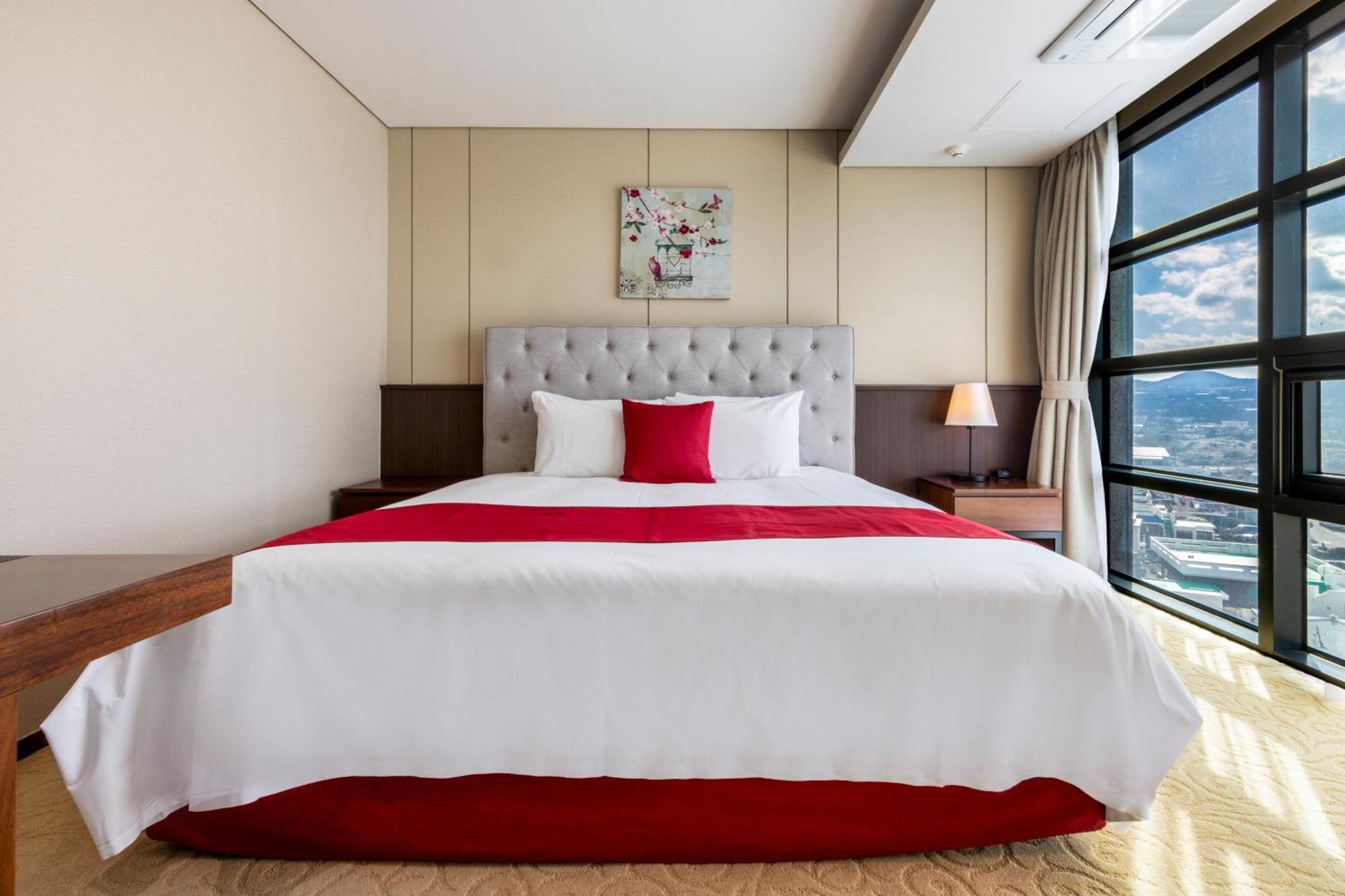 Отель Ramada By Wyndham Jeju Hamdeok Экстерьер фото