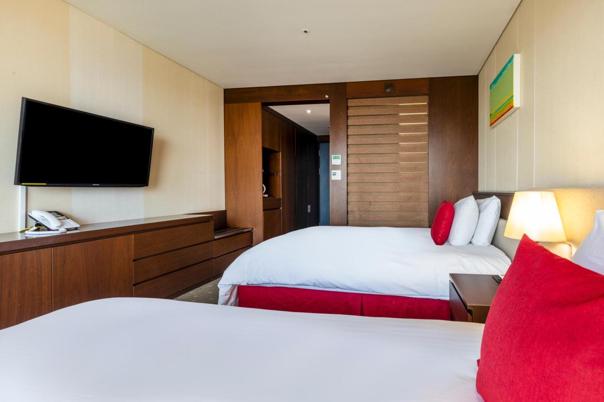 Отель Ramada By Wyndham Jeju Hamdeok Экстерьер фото