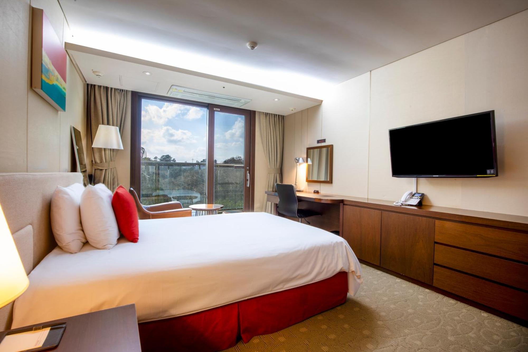 Отель Ramada By Wyndham Jeju Hamdeok Экстерьер фото