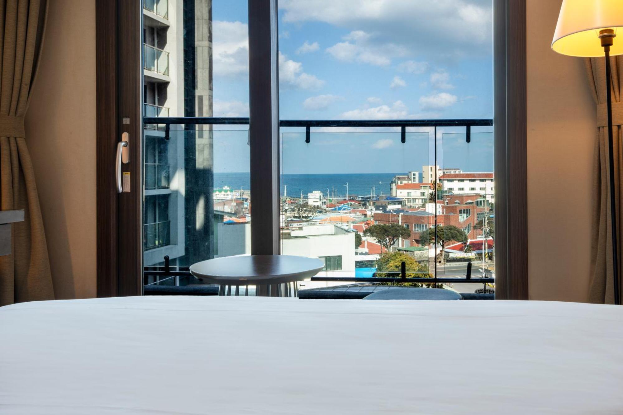 Отель Ramada By Wyndham Jeju Hamdeok Экстерьер фото