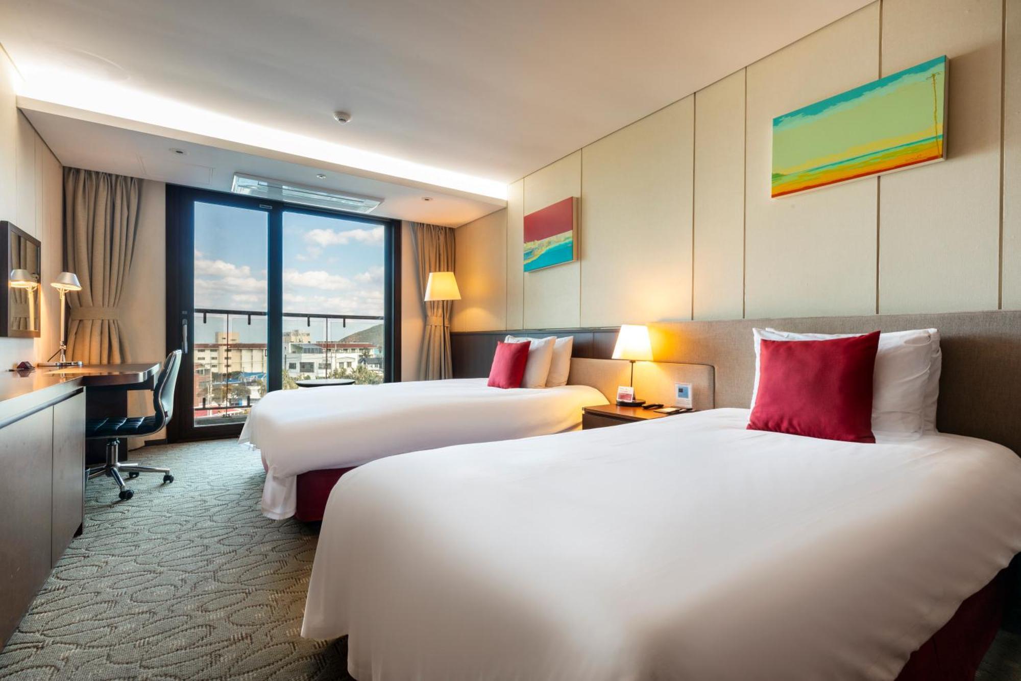 Отель Ramada By Wyndham Jeju Hamdeok Экстерьер фото