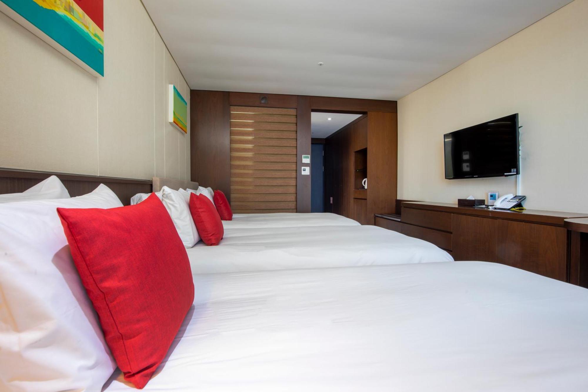 Отель Ramada By Wyndham Jeju Hamdeok Экстерьер фото