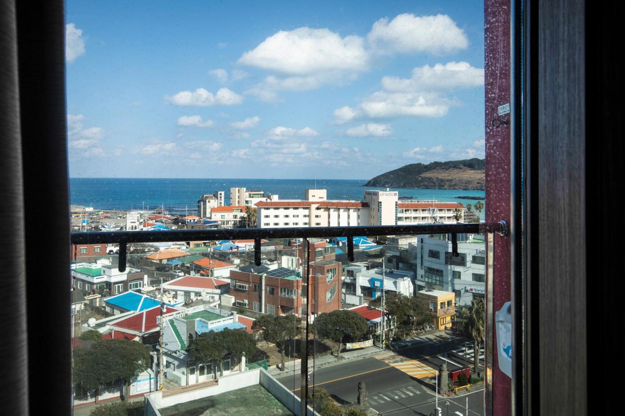 Отель Ramada By Wyndham Jeju Hamdeok Экстерьер фото