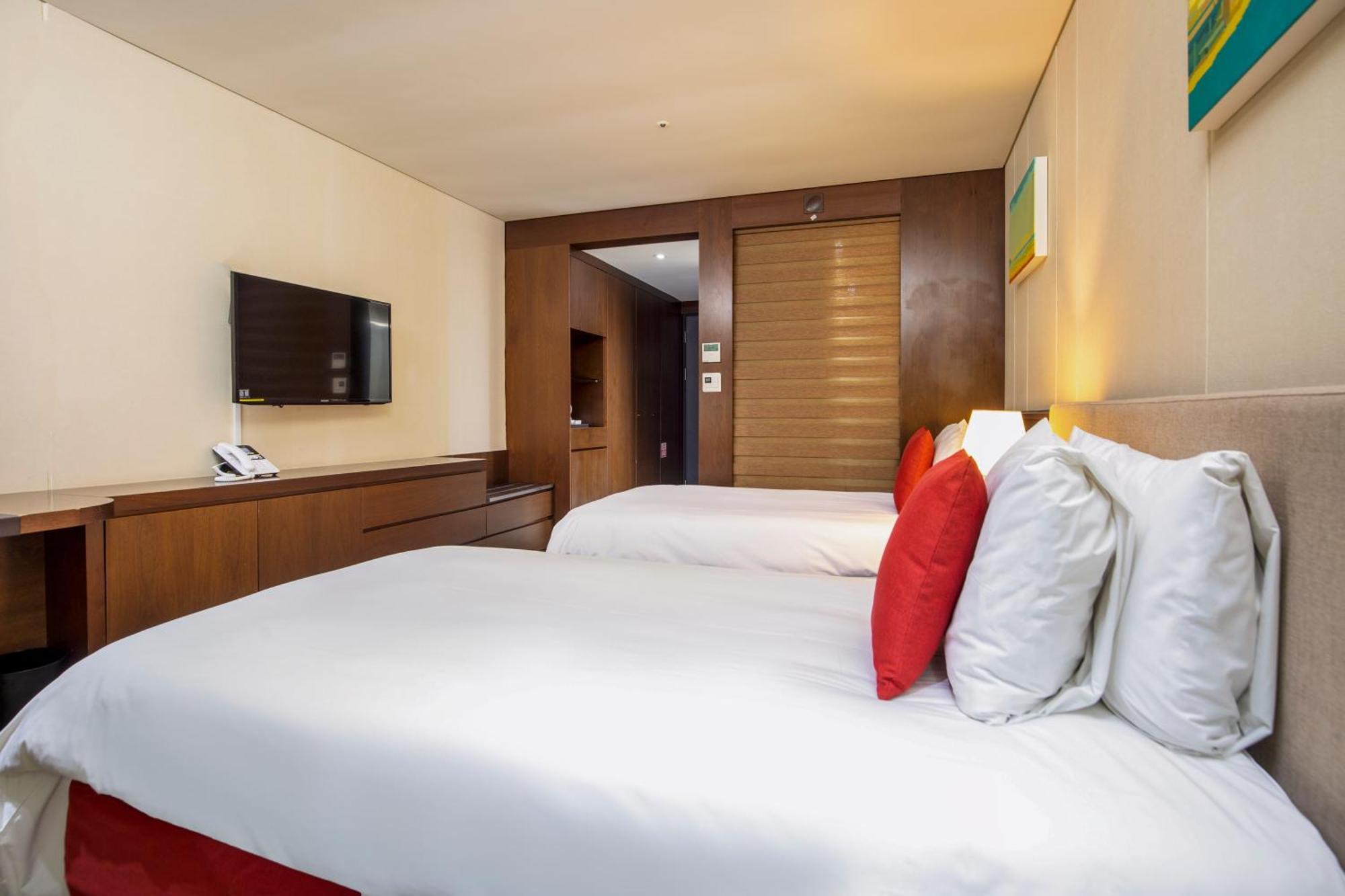 Отель Ramada By Wyndham Jeju Hamdeok Экстерьер фото