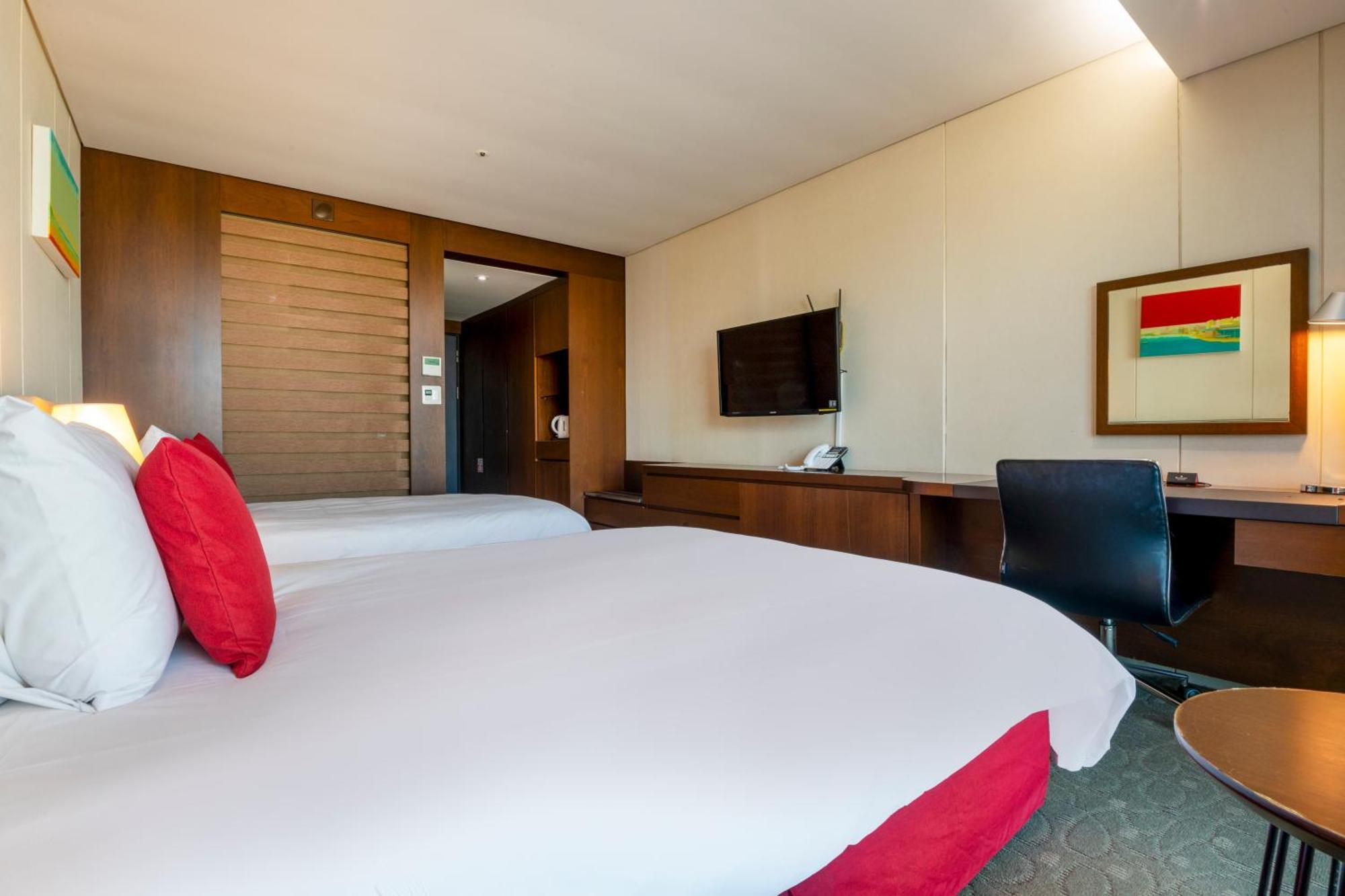 Отель Ramada By Wyndham Jeju Hamdeok Экстерьер фото